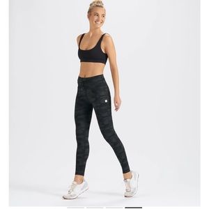 Vuori Green Camo Daily legging size XS